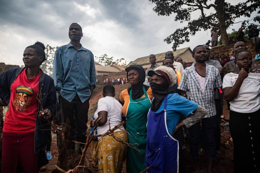 Terror y desesperación en derrumbe de vertedero en Uganda