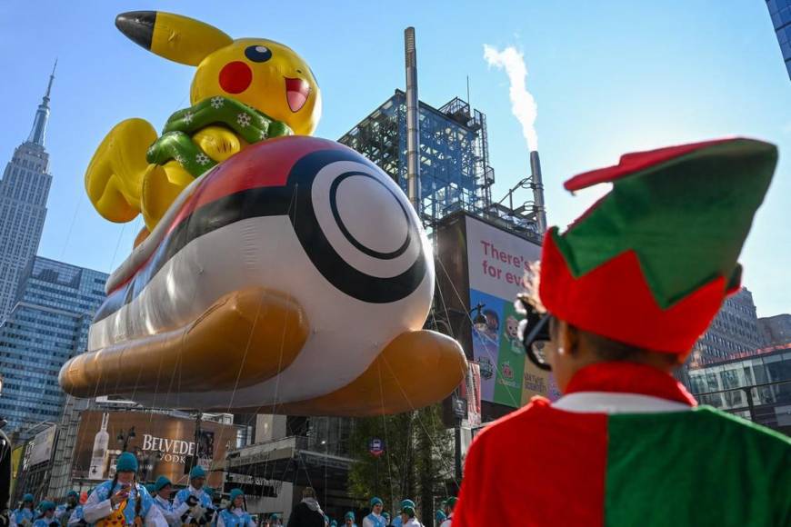 Con globos gigantes y Pikachu celebran el desfile de Thanksgiving de Macy’s