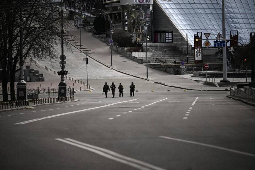 Puestos de control, inspecciones aleatorias y toque de queda: imágenes de la guerra en Ucrania