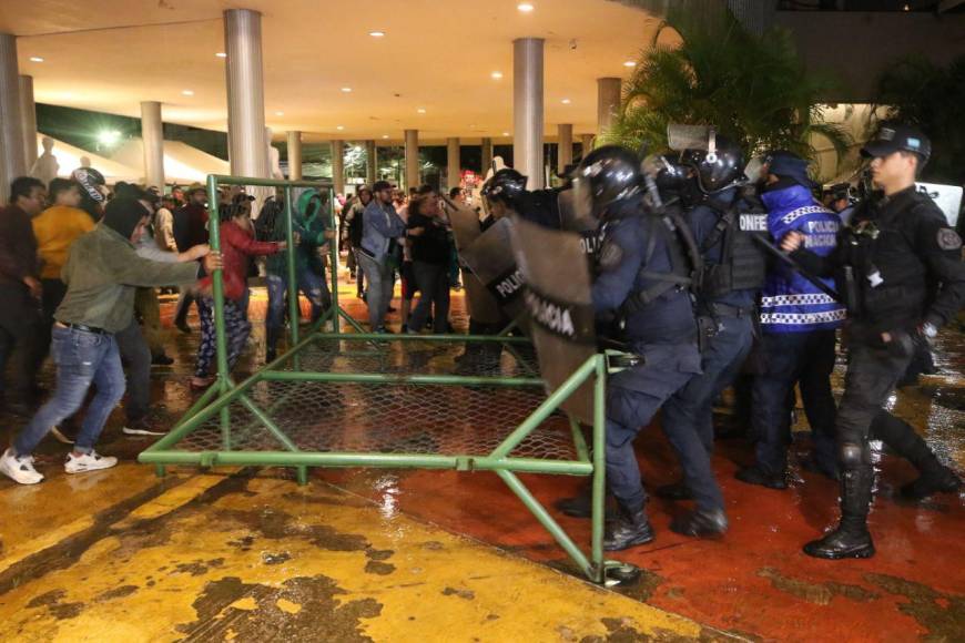 Las 20 fotos que dejó la jornada violenta en el Congreso de Honduras