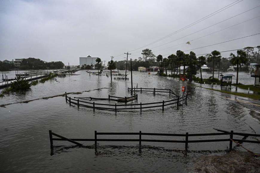 El huracán Idalia es “extremadamente peligroso”; Florida reporta fuertes inundaciones