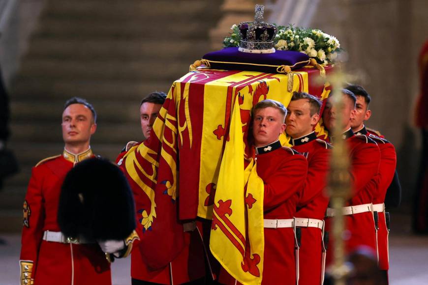 Londres inicia el multitudinario adiós para la reina Isabel II