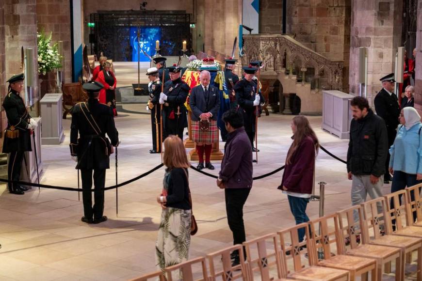 Los británicos comienzan a despedirse de Isabel II en Edimburgo