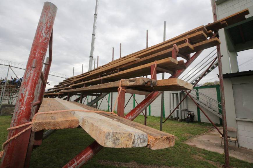 Largas filas para ingresar y con los elencos en el estadio: así es el ambiente que estremece el Carlos Miranda