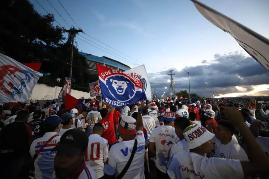 La Ultra Fiel llega con bombos al Nacional para la final de ida de la Concacaf League