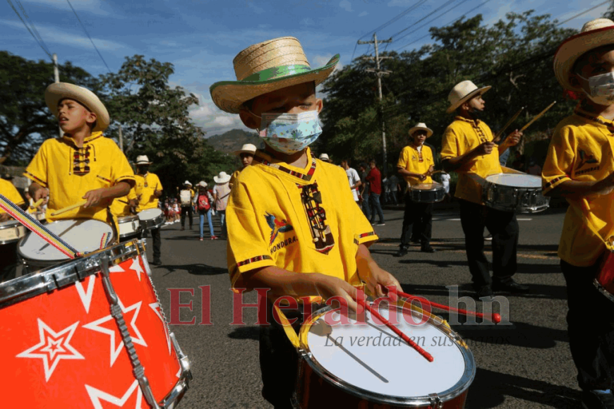 FOTOS: Fervor cívico y actos culturales de escolares en calles capitalinas