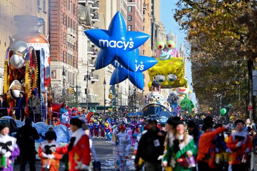 Con globos gigantes y Pikachu celebran el desfile de Thanksgiving de Macy’s