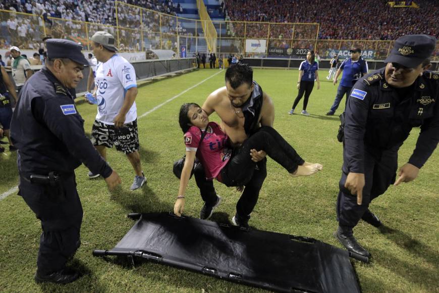 Desesperación, llanto y muerte deja estampida en el estadio Cuscatlán de El Salvador