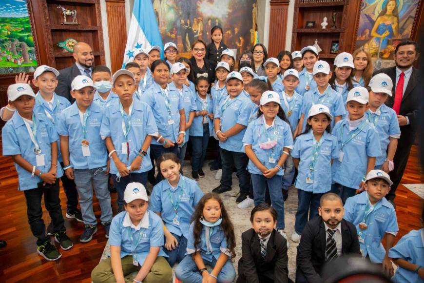 Así serán las gabachas azul turquesa que los estudiantes usarán en 2023 en Honduras