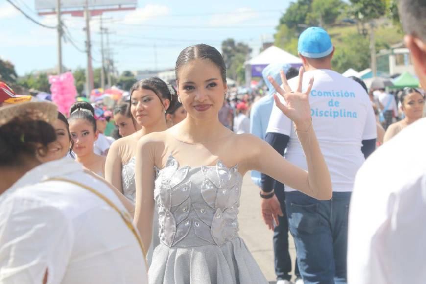 Bellas palillonas resaltan desde tempranas horas en desfiles de la capital