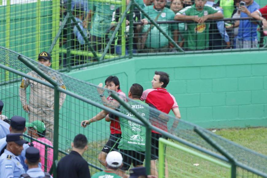 Zafarrancho y bellas mujeres inundan el Yankel : No se vio en TV del Marathón vs. Motagua