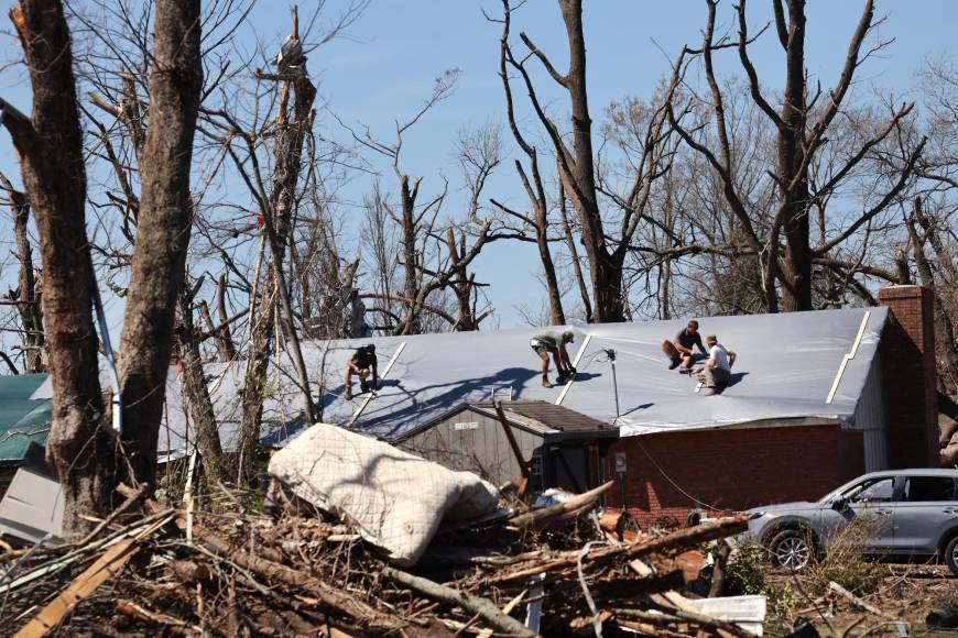 En Misisipi hay “zona de guerra” tras el paso de un mortal tornado