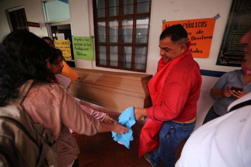 Dentro de ataúd protesta maestro en Departamental de Educación; exigen plazas e investigación al Copemh