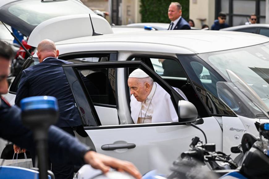 Sonriente y saludando a todos salió el papa Francisco del hospital