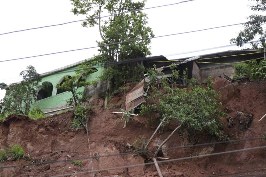 Lluvias provocan deslizamientos en la colonia Villa Nueva de la capital