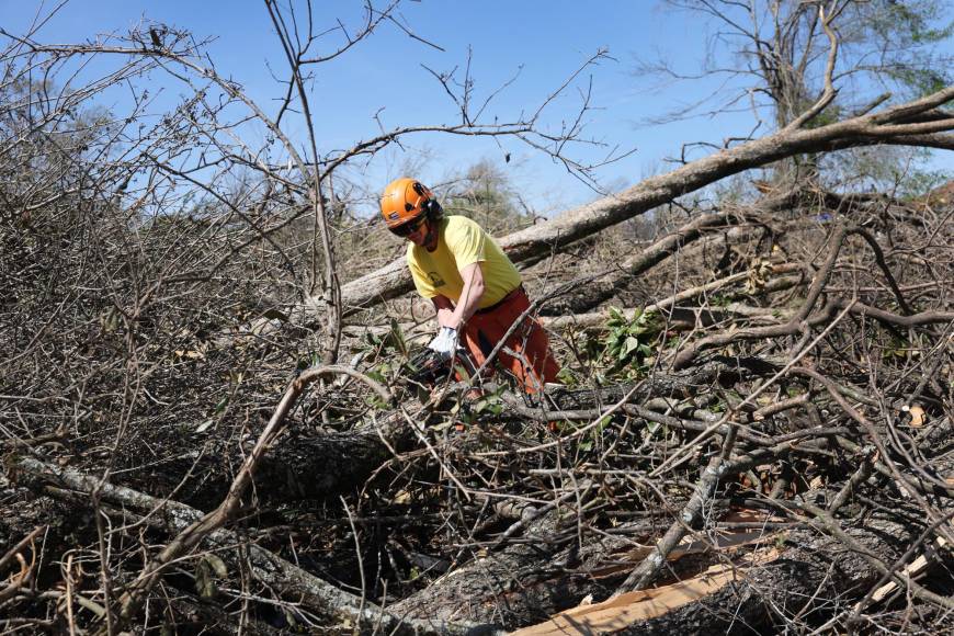 En Misisipi hay “zona de guerra” tras el paso de un mortal tornado