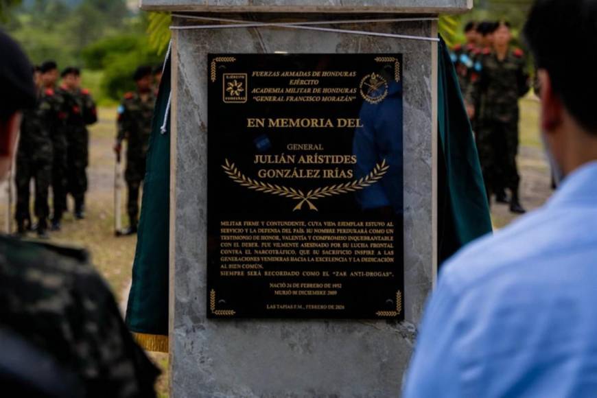 Develan busto en honor al zar antidrogas Julián Arístides González