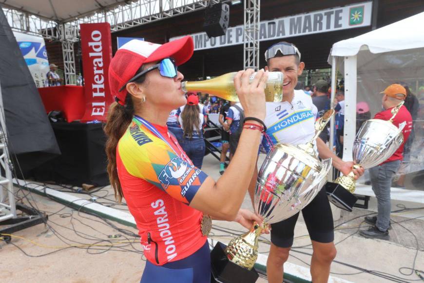 Así disfrutaron la premiación los campeones de la Vuelta Ciclística 2023