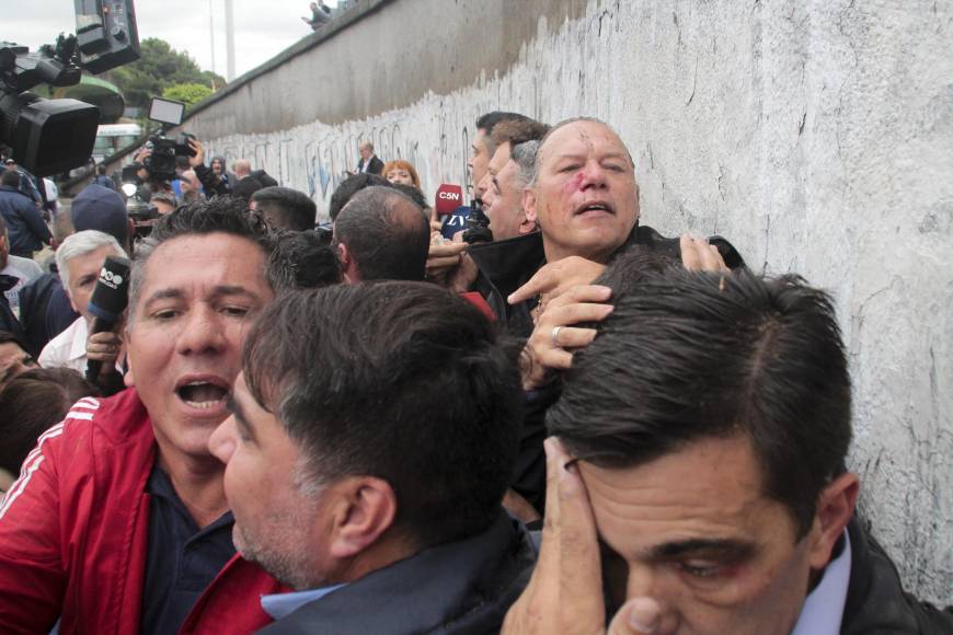 Golpes y pedradas recibió el ministro de Seguridad de Argentina en protesta de choferes de autobús