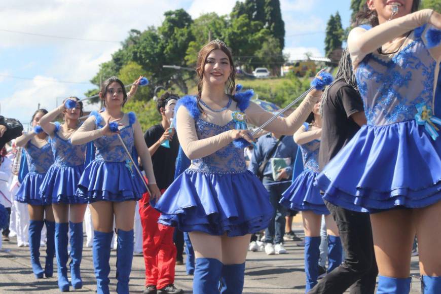 Bellas palillonas resaltan desde tempranas horas en desfiles de la capital