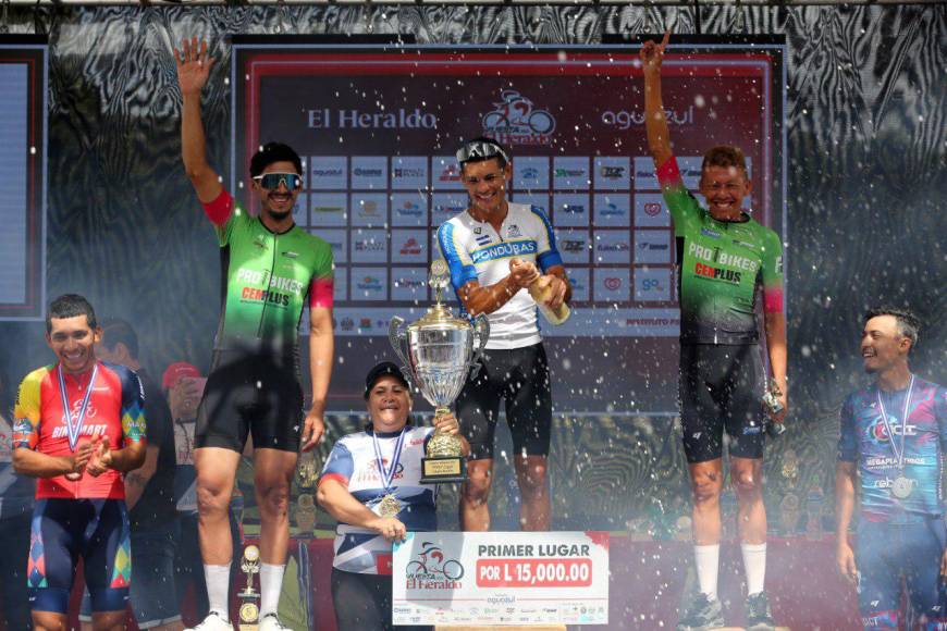 Así disfrutaron la premiación los campeones de la Vuelta Ciclística 2023