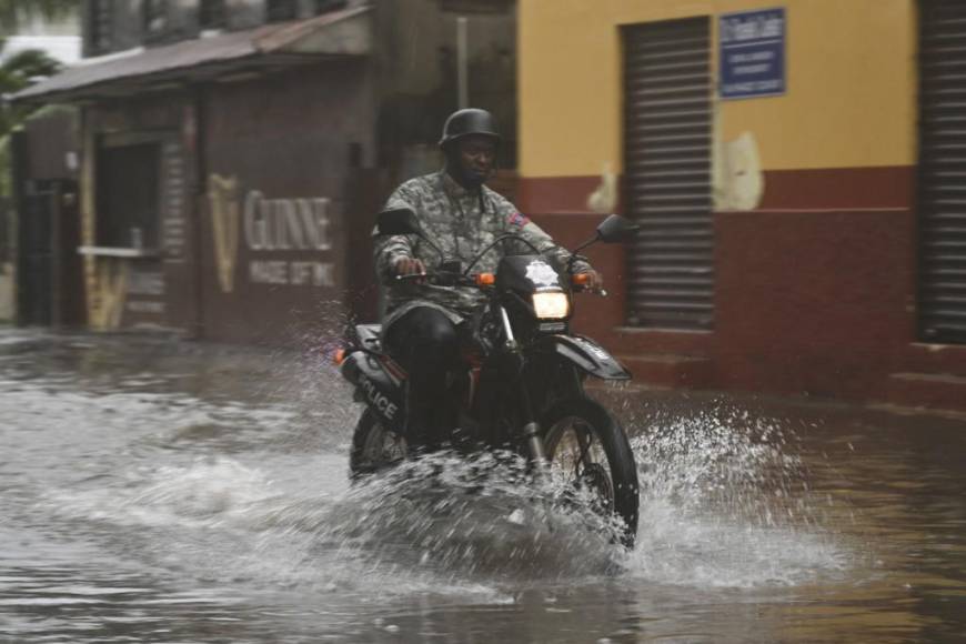 Inundaciones, casas sin techos y sin energía eléctrica dejó Lisa a su paso por Belice