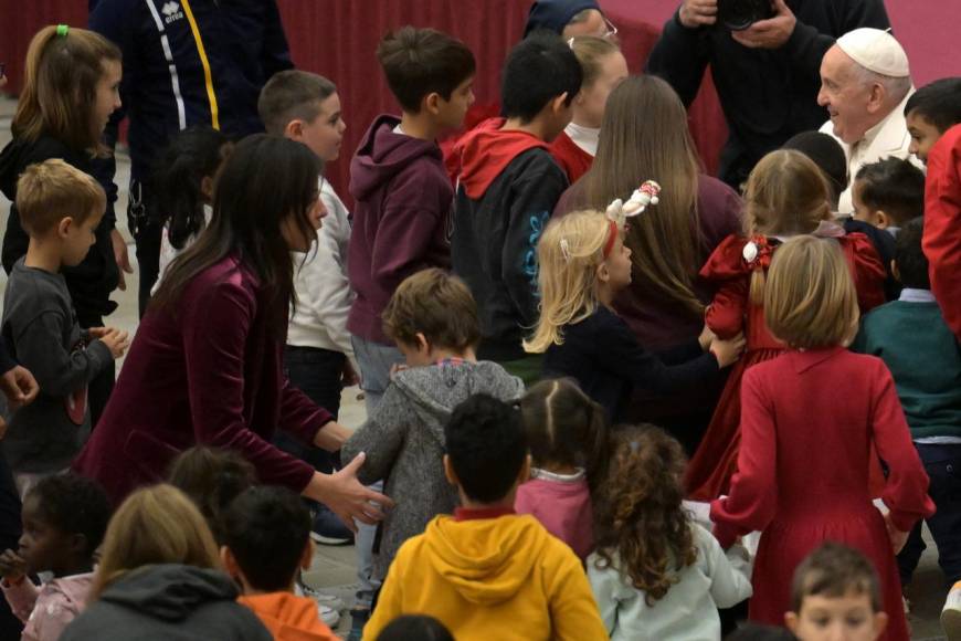 El papa Francisco celebra sus 87 años junto a los niños del Vaticano