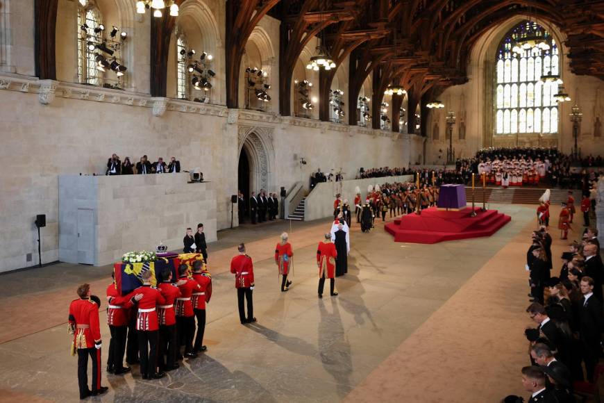 Londres inicia el multitudinario adiós para la reina Isabel II