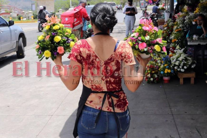 La capital se llena de flores y obsequios para mamá (Fotos)