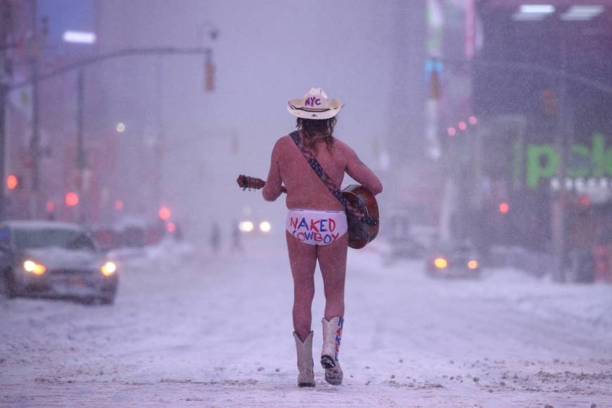 Las impresionantes imágenes de la “histórica” tormenta de nieve que azota el este de EEUU