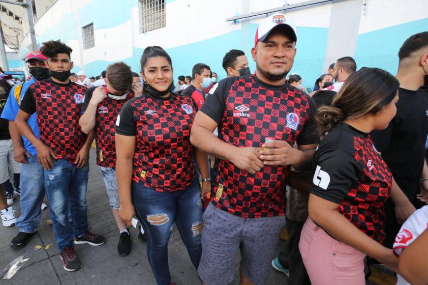 Aficionadas olimpistas engalanan la final de ida entre Olimpia y Alajuelense