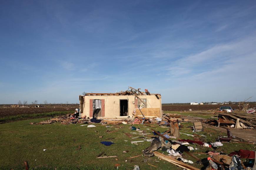 En Misisipi hay “zona de guerra” tras el paso de un mortal tornado