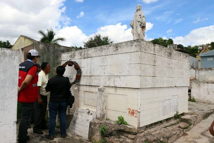 Para robar placas, cruces y hasta joyas: la eterna profanación de tumbas en Cementerio General de Tegucigalpa