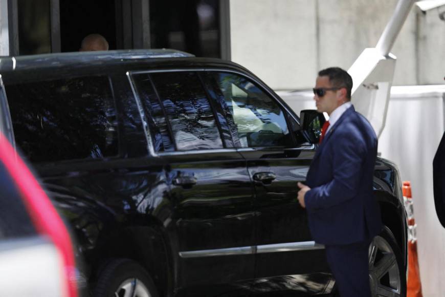 En caravana y sin ser captado por las cámaras llegó Trump a la corte de Miami