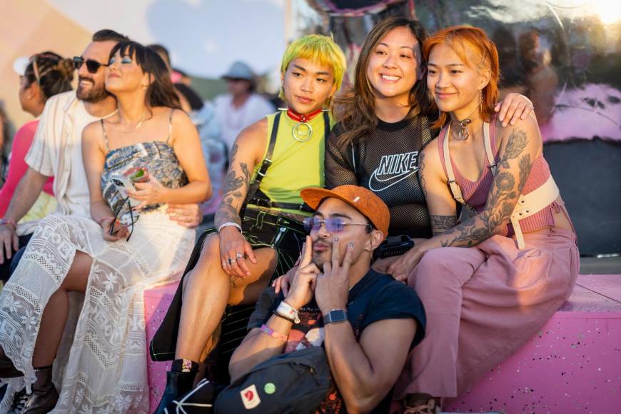 Coloridos y alocados looks se lucen en Coachella 2023