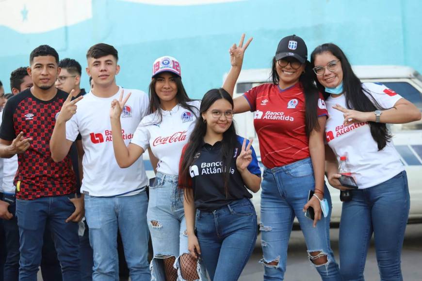 Aficionadas olimpistas engalanan la final de ida entre Olimpia y Alajuelense