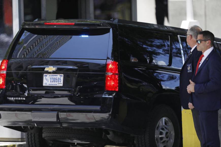 En caravana y sin ser captado por las cámaras llegó Trump a la corte de Miami