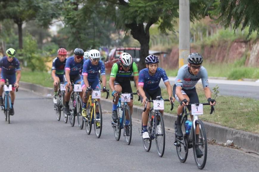 Adrenalina a tope en la categoría Élite de la Vuelta Ciclística; Luis López busca el bicampeonato