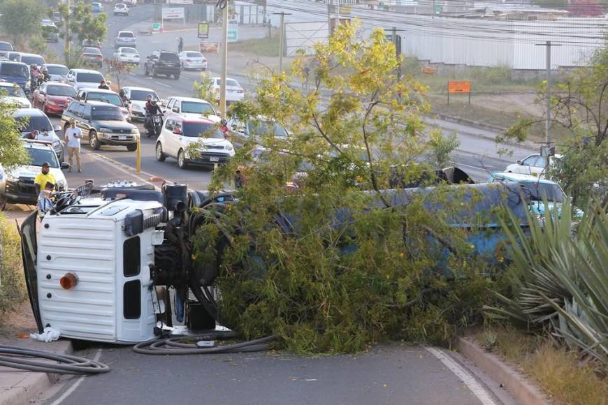 Cisterna casi provoca tragedia al volcarse en anillo periférico