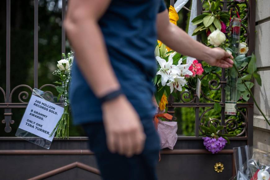 Fanáticos de Tina Turner dejan flores y velas frente a su casa en Suiza