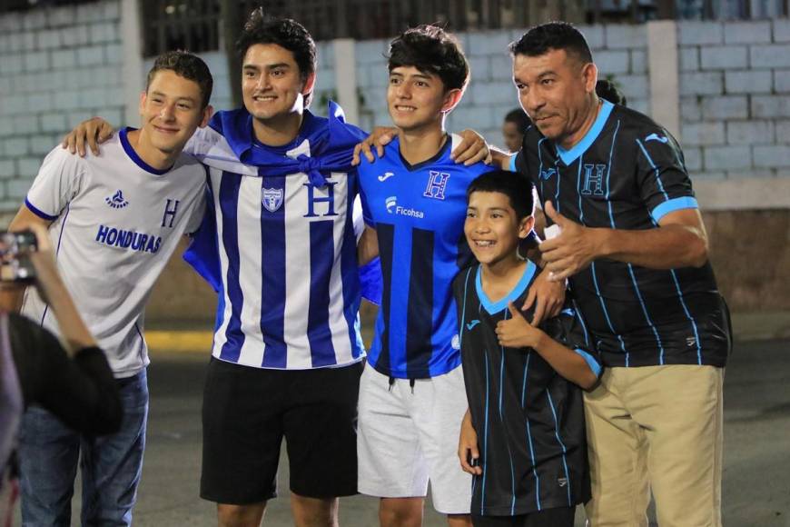 ¡En familia y con toda la emoción! Aficionados llegan al estadio para apoyar a la H