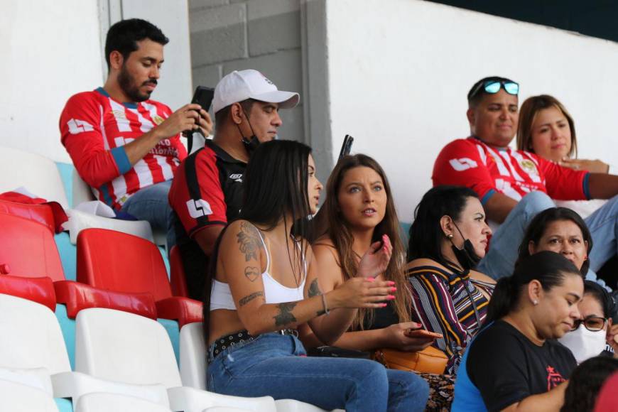 Aficionadas olimpistas engalanan la final de ida entre Olimpia y Alajuelense