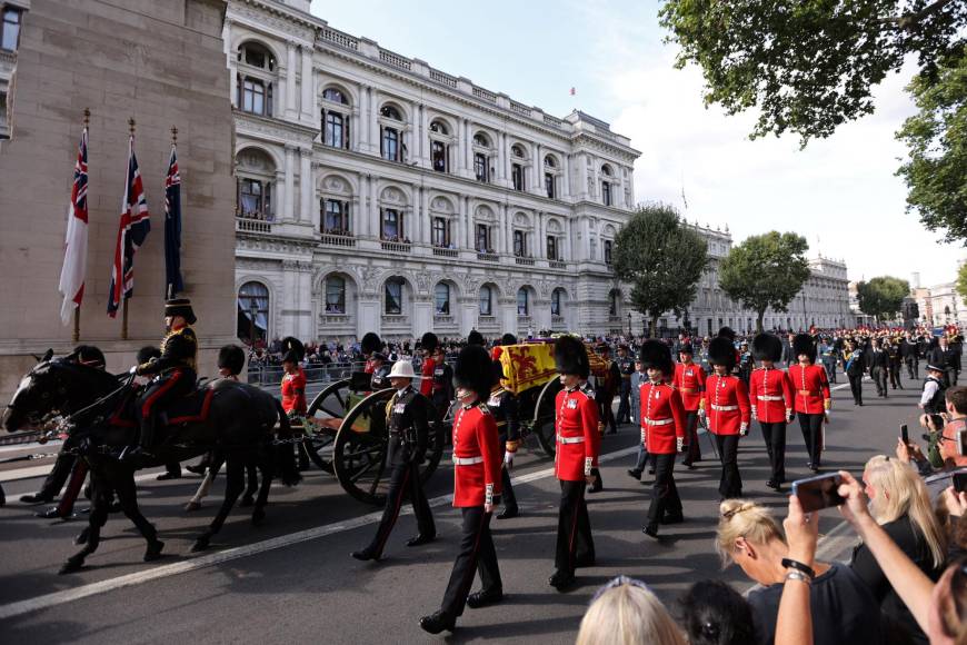 Londres inicia el multitudinario adiós para la reina Isabel II