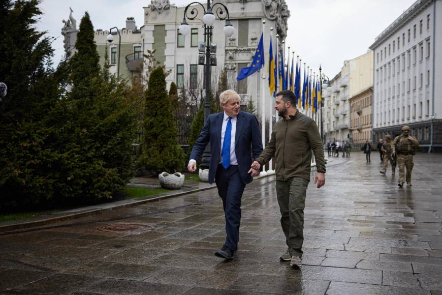 Johnson y Zelensky dieron un paseo por Kiev, la ciudad atacada por Rusia