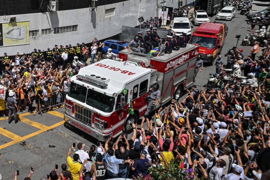 Una abatida Brasil se quiebra ante el último adiós a Pelé