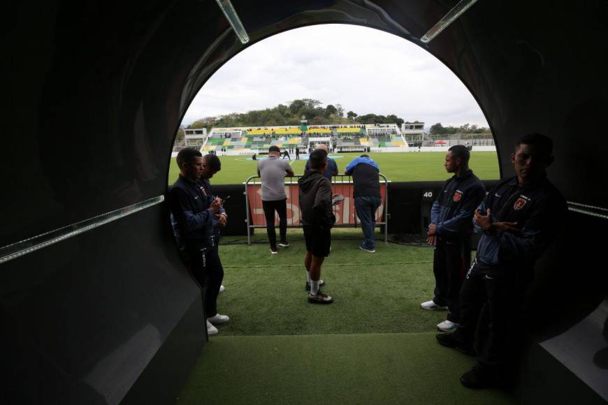 Largas filas para ingresar y con los elencos en el estadio: así es el ambiente que estremece el Carlos Miranda