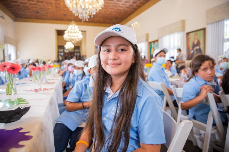 Así serán las gabachas azul turquesa que los estudiantes usarán en 2023 en Honduras