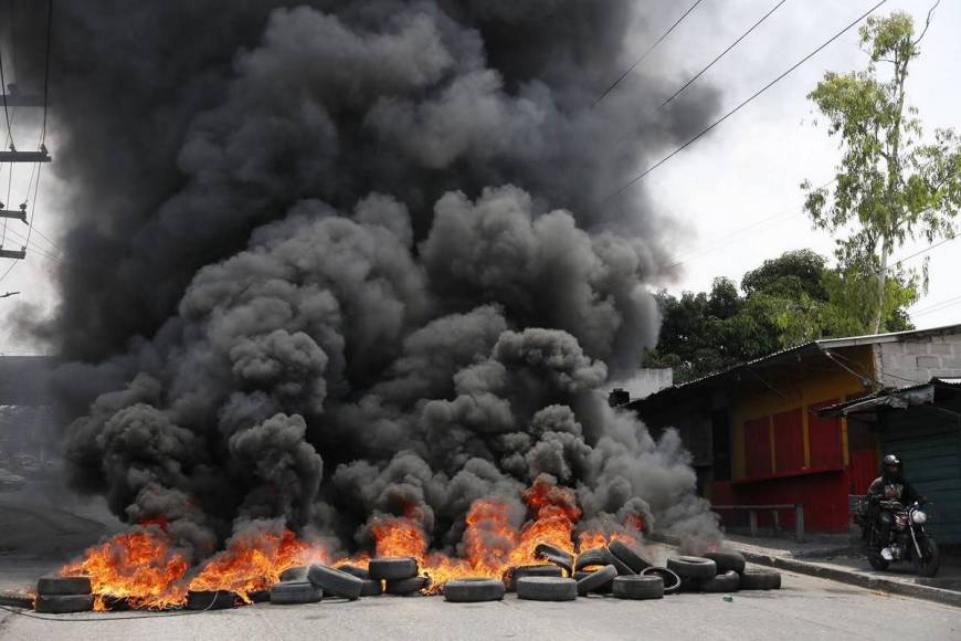 “Lo único que queremos es trabajar”: las imágenes que dejó protesta en salida a Olancho