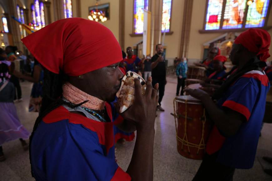 Comunidad garífuna derrocha fervor y devoción al visitar a la Virgen de Suyapa