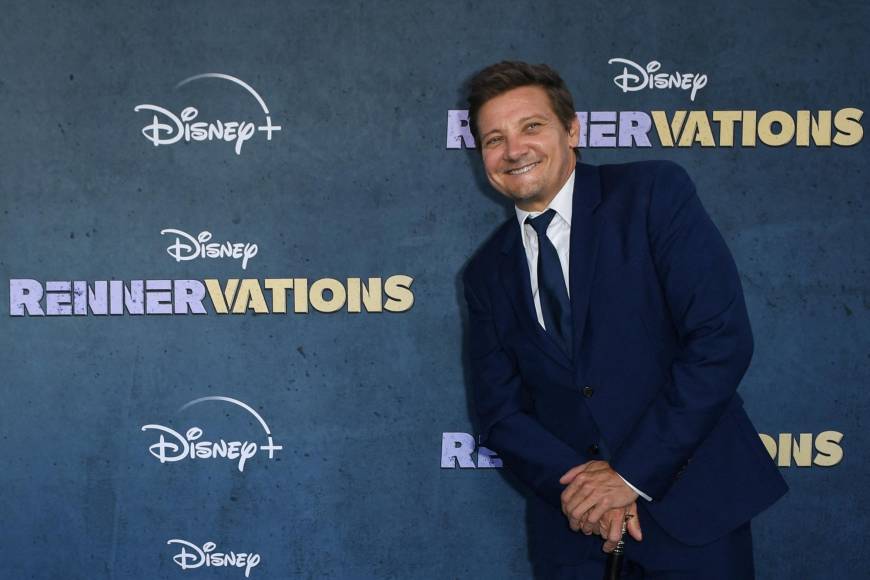 Con bastón, así llegó Jeremy Renner a su primera alfombra roja tras trágico accidente